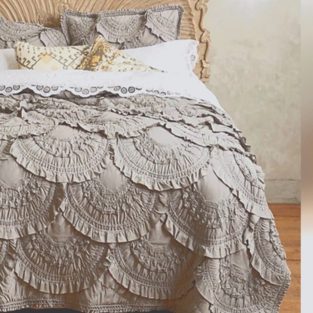 Anthropologie Rivulet~  King Quilt & 2/ King Sham - Light Gray